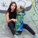 Pfau im Wald Skateboard<br><div class="desc">Dieses Kunstwerk ist eine künstlerische Intelligenz, und die komplizierten Fraktale werden bei näherer Untersuchung sichtbar. Ich habe hier eine detaillierte Ansicht aufgenommen, um die Muster des Fraktals zu zeigen. Obwohl ich dieses Kunstwerk nicht als Plakat anbiete, dachte ich, es wäre eine coole Ergänzung zu einem Skateboard. Momentan habe ich nicht...</div>