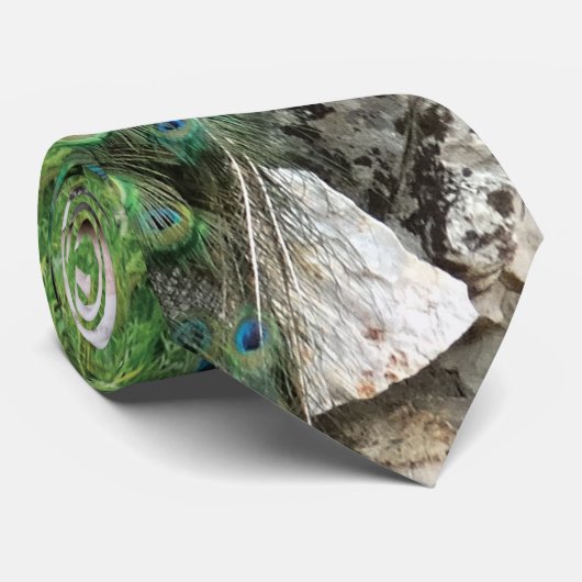 Pfau in einer Garten-Foto-Krawatte Krawatte (Gerollt)