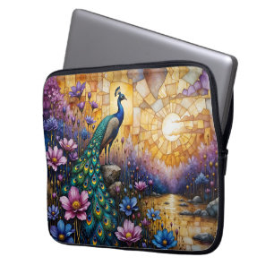 Pfau in floraler Landschaft Laptopschutzhülle