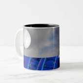 Pfau-Träume Zweifarbige Tasse (Vorderseite Links)