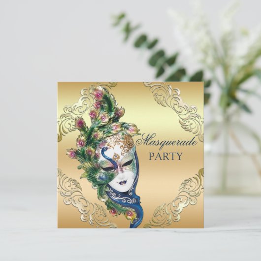 Pfau und Federn Maske Gold Masquerade Party Einladung (Stehend Vorderseite)