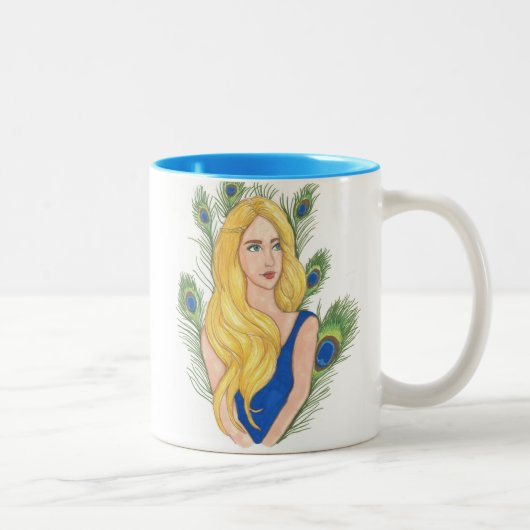 Pfau versieht die Tasse 11oz mit Federn (Rechts)