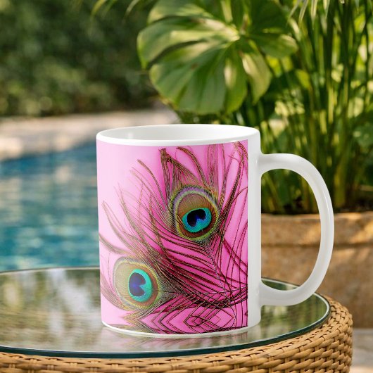 Pfau versieht Kaffee-Tasse mit Federn Kaffeetasse