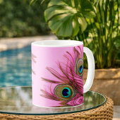 Pfau versieht Kaffee-Tasse mit Federn Kaffeetasse