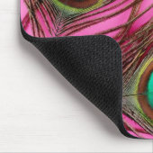 Pfau versieht Mousepad mit Federn (Ecke)