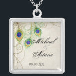 Pfau versieht n-Wirbels-Wedding oder Jahrestag mit Versilberte Kette<br><div class="desc">Dieses ist eine zeitgenössische,  hoch entwickelte stilisierte Entwurfsaufmachung,  übergibt watercolored Pfaufedern,  auf einem handgemalten Spitze- und Pergamenthintergrund. SIE KONNTEN AUCH GENIESSEN: SCHLIESSEN SIE SAMMLUNG AN AB: http://www.zazzle.com/audreyjeanne/gifts?cg=196290129138184832-EINLADUNGEN: 



 



 UAWG-WARTEkarte: 



 EMPFANG: 



 VERZIERUNGEN: 



 BRAUTschmuck,  HALSKETTE: 



 IPAD: 



 IPHONE FALL:</div>