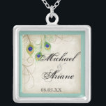 Pfau versieht n-Wirbels-Wedding oder Jahrestag mit Versilberte Kette<br><div class="desc">Dieses ist eine zeitgenössische,  hoch entwickelte stilisierte Entwurfsaufmachung,  übergibt watercolored Pfaufedern,  auf einem handgemalten Spitze- und Pergamenthintergrund. SIE KONNTEN AUCH GENIESSEN: SCHLIESSEN SIE SAMMLUNG AN AB: http://www.zazzle.com/audreyjeanne/gifts?cg=196290129138184832-EINLADUNGEN: 



 



 UAWG-WARTEkarte: 



 EMPFANG: 



 VERZIERUNGEN: 



 BRAUTschmuck,  HALSKETTE: 



 IPAD: 



 IPHONE FALL:</div>