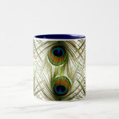 Pfau versieht Tasse mit Federn (Mittel)