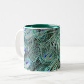 Pfau versieht Tasse mit Federn (Vorderseite Links)