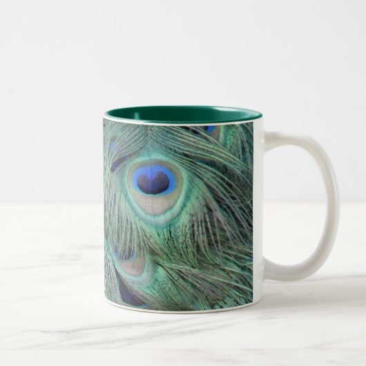 Pfau versieht Tasse mit Federn (Rechts)
