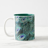 Pfau versieht Tasse mit Federn (Links)
