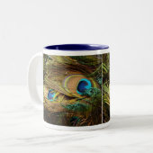 Pfau versieht Tasse mit Federn (Vorderseite Links)