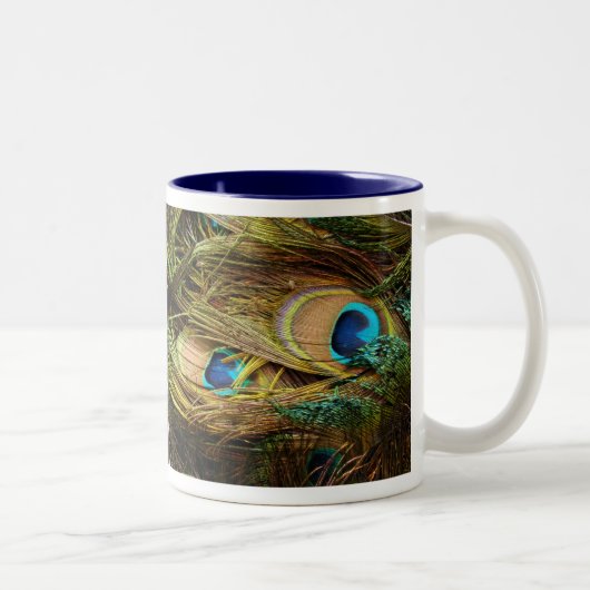 Pfau versieht Tasse mit Federn (Rechts)