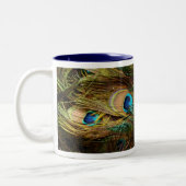 Pfau versieht Tasse mit Federn (Links)