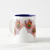 Pfau versieht Tasse mit Federn (Vorderseite Links)