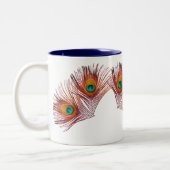 Pfau versieht Tasse mit Federn (Links)