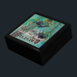 Pfauenfeathers Damask Hochzeitstag Schmuckschachtel<br><div class="desc">Die Personalisierte Schmuckbox oder die Gedächtnisbox - Elegante Weihnachtsgeschenke zum Geburtstag oder Valentinstag Geschenke zum Hochzeitsfeiern - im Custom Designer für Black Lacquer aufbewahren</div>