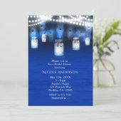 Pfauenfeathers, Mason Jar & String Lights Rustikal Einladung (Stehend Vorderseite)