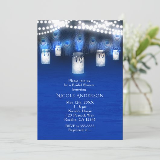 Pfauenfeathers, Mason Jar & String Lights Rustikal Einladung (Stehend Vorderseite)