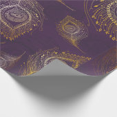 Pfauenfeder im violetten Hintergrund Geschenkpapier (Ecke)