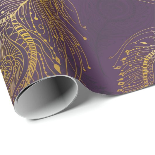 Pfauenfeder im violetten Hintergrund Geschenkpapier (Rolleneckpunkt)
