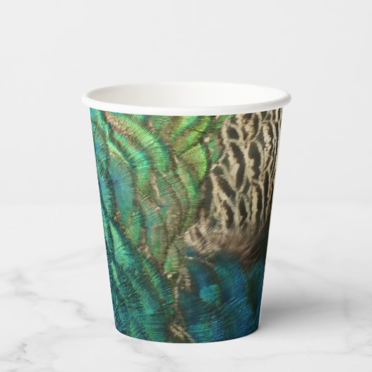 PfauenFedern in farbenprächtiger Abstrakter Natur Pappbecher (Rückseite)