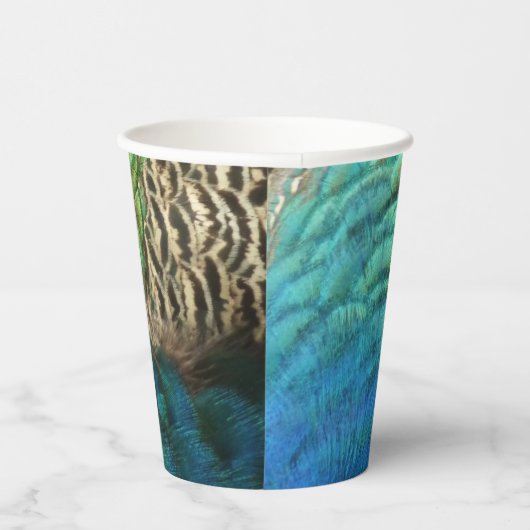 PfauenFedern in farbenprächtiger Abstrakter Natur Pappbecher (Rechts)