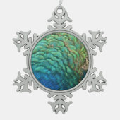 PfauenFedern in farbenprächtiger Abstrakter Natur Schneeflocken Zinn-Ornament (Vorderseite)