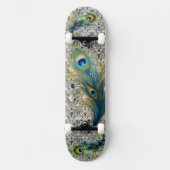 Pfauenfedern und Vintage Spitzen Skateboard (Vorderseite)
