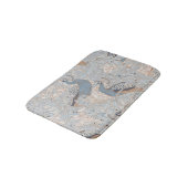 Pfauengarten in Blau Grau Mocha Beige Badematte (Schrägansicht)