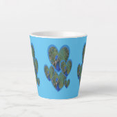 Pfauenherzen-Muster Kust. BC Blue Latte Tasse (Vorderseite)