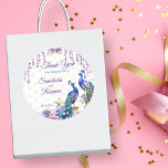 Pfauenviolett-Blüten Mehndi Indische Gastgeschenk  Runder Aufkleber<br><div class="desc">Pfau und lila Blumen Aquarell indische Hochzeitsvorlage Mehndi danken Ihnen für Geschenksticker. Zwei schöne Pfauen lila Jasmin-Blume Wisteria hängt Blüten und Garland zu Gunsten Aufkleber</div>