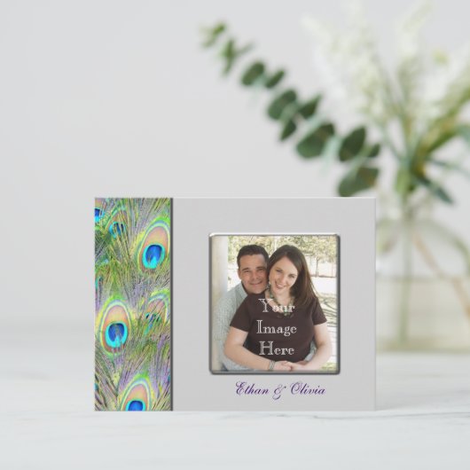 PfauenWedding speichert das Datum Ankündigungspostkarte (Stehend Vorderseite)