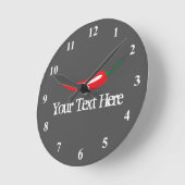 Pfefferküche mit würzigen roten Chilis Runde Wanduhr (Winkel)