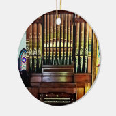 Pfeifenorgan in der Kirche Keramikornament (Links)
