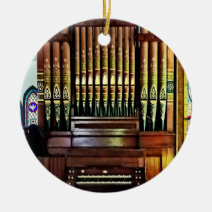 Pfeifenorgel in der Kirche Keramikornament