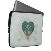 Pfeil | "Attracted to Bad Boys" durchbohrtes Herz Laptopschutzhülle (Vorne Rechts)