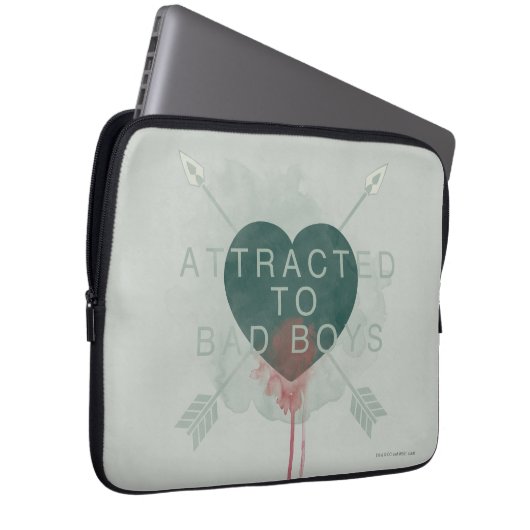 Pfeil | "Attracted to Bad Boys" durchbohrtes Herz Laptopschutzhülle (Vorne Rechts)