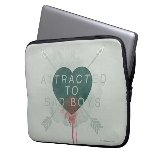 Pfeil | "Attracted to Bad Boys" durchbohrtes Herz Laptopschutzhülle (Vorderseite Links)