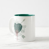 Pfeil | "Attracted to Bad Boys" durchbohrtes Herz Zweifarbige Tasse (Vorderseite Links)