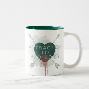 Pfeil   "Attracted to Bad Boys" durchbohrtes Herz Zweifarbige Tasse