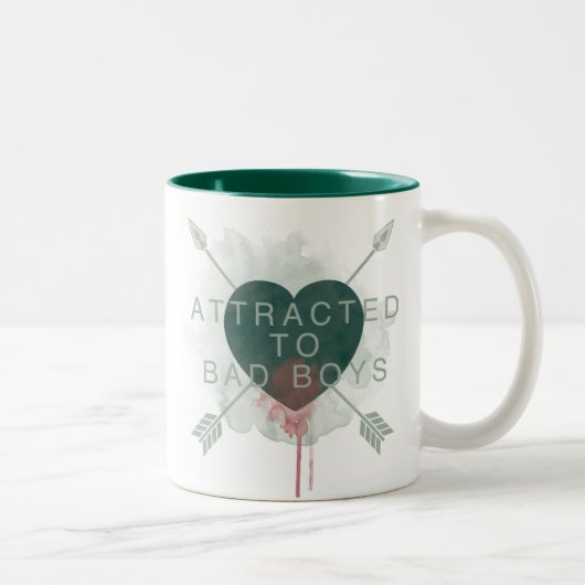 Pfeil | "Attracted to Bad Boys" durchbohrtes Herz Zweifarbige Tasse (Rechts)