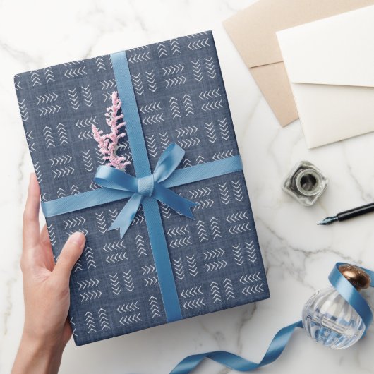 Pfeile auf marineblauer Leinen Geschenkpapier (Schenken)