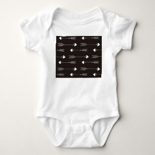 Pfeile, Herzen, abstraktes Vintage-Muster. Baby Strampler