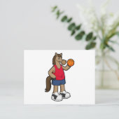 Pferd als Basketballspieler mit Basketball Postkarte (Stehend Vorderseite)