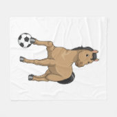 Pferd als Fußballspieler mit Fußball Fleecedecke (Vorderseite (Horizontal))