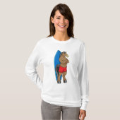 Pferd als Surfer mit Surfbrett T-Shirt (Vorne ganz)