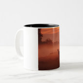Pferd am Sonnenaufgang Zweifarbige Tasse (Vorderseite Links)