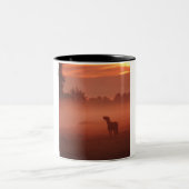 Pferd am Sonnenaufgang Zweifarbige Tasse (Mittel)