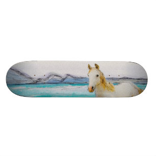 Pferd auf einem Strand Skateboard